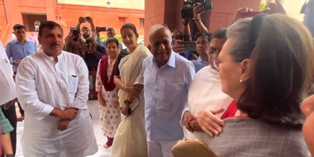 सोनिया गांधी ने आप सांसद संजय सिंह से की मुलाकात, कहा हम आपके साथ सोनिया गांधी ने आप सांसद संजय सिंह से की मुलाकात, कहा हम आपके साथ